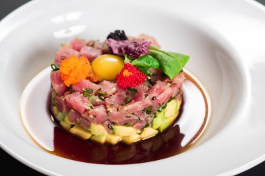 Siyah arka plan üzerine lezzetli tartar salata