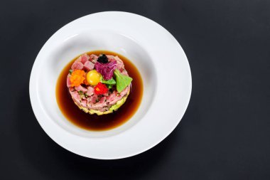 Siyah arka plan üzerine lezzetli tartar salata