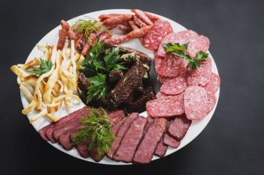 Farklı sosis et siyah arka plan üzerine bir dizi