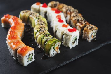 Siyah arkaplanda farklı suşi çeşitleri