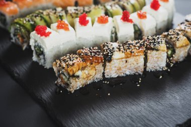 Siyah arkaplanda farklı suşi çeşitleri