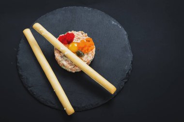 Siyah havyar ve ekmek sopa ile tartar