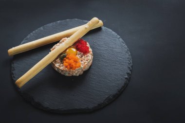 Siyah havyar ve ekmek sopa ile tartar