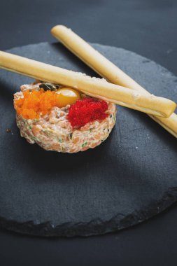Siyah havyar ve ekmek sopa ile tartar