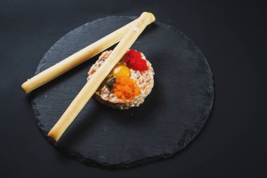 Siyah havyar ve ekmek sopa ile tartar