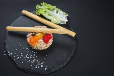 Siyah havyar ve ekmek sopa ile tartar