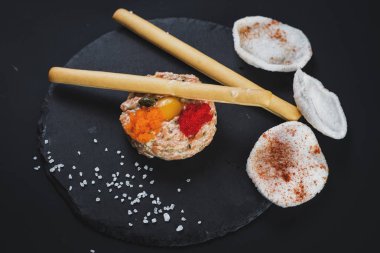 Siyah havyar ve ekmek sopa ile tartar