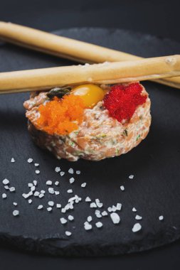 Siyah havyar ve ekmek sopa ile tartar