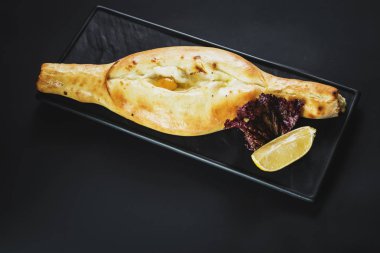 Georgia çanak khachapuri siyah arka plan üzerine. Kopya alanı