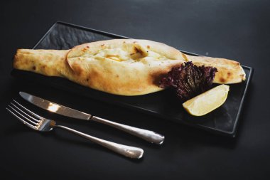 Georgia çanak khachapuri siyah arka plan üzerine. Kopya alanı