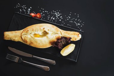 Georgia çanak khachapuri siyah arka plan üzerine. Kopya alanı