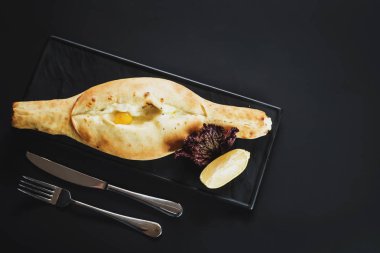 Georgia çanak khachapuri siyah arka plan üzerine. Kopya alanı