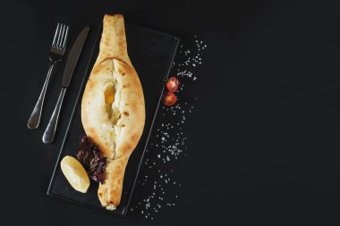 Georgia çanak khachapuri siyah arka plan üzerine. Kopya alanı