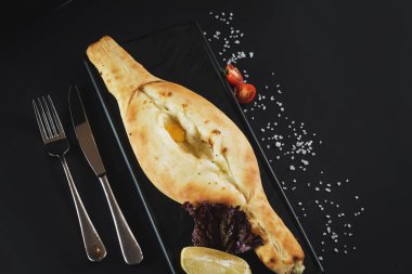Georgia çanak khachapuri siyah arka plan üzerine. Kopya alanı