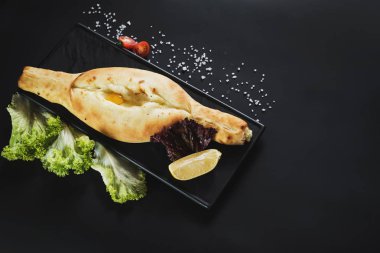 Georgia çanak khachapuri siyah arka plan üzerine. Kopya alanı