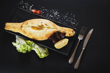 Georgia çanak khachapuri siyah arka plan üzerine. Kopya alanı