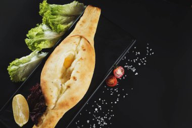 Georgia çanak khachapuri siyah arka plan üzerine. Kopya alanı