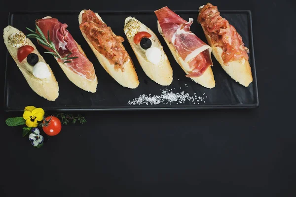 Deliciosos Lanches Com Presunto Forma Pequeno Barco Fundo Preto Espaço — Fotografia de Stock