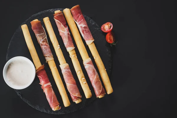 Bâtonnets Pain Enveloppés Par Jambon Sur Fond Noir — Photo