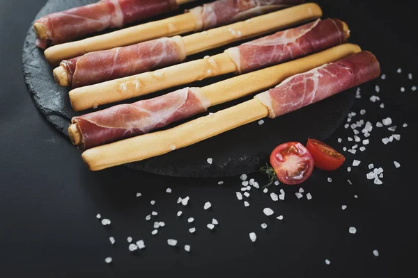 Bâtonnets Pain Enveloppés Par Jambon Sur Fond Noir — Photo