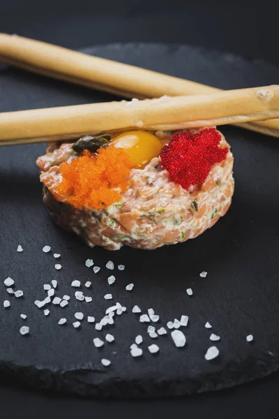 Siyah havyar ve ekmek sopa ile tartar