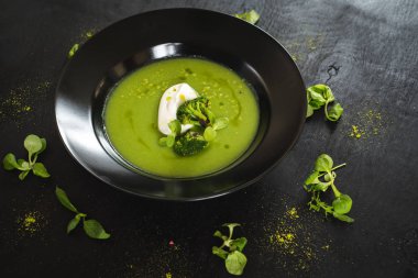 Siyah yeşil brokoli krem çorbası