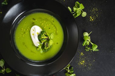 Siyah yeşil brokoli krem çorbası
