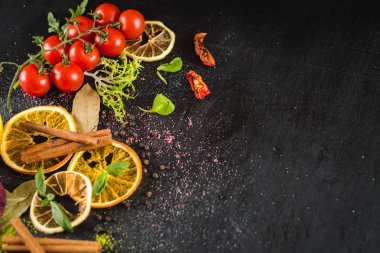 Farklı sebze gıda maddeleri ve siyah arka plan üzerine baharat