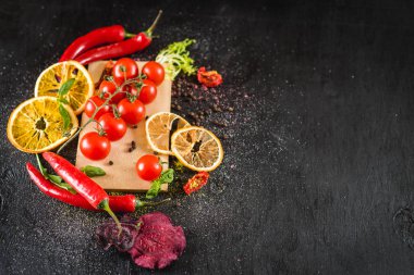 Siyah arka plan üzerine baharat ile taze kiraz domates