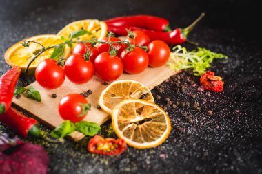 Siyah arka plan üzerine baharat ile taze kiraz domates