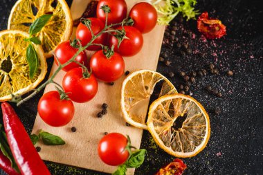 Siyah arka plan üzerine baharat ile taze kiraz domates