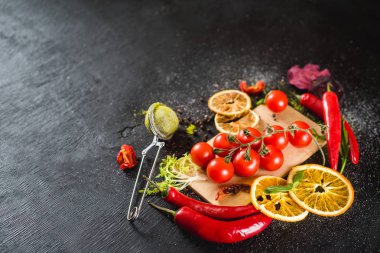 Siyah arka plan üzerine baharat ile taze kiraz domates