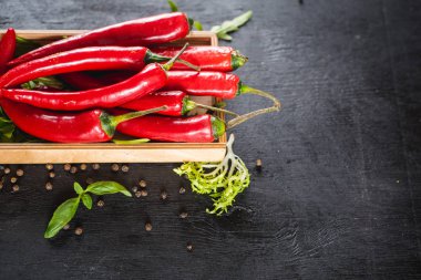 Siyah üzerine kırmızı biber biber