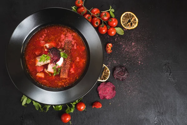 Rode Oekraïense Soep Borsch Zwarte Achtergrond — Stockfoto