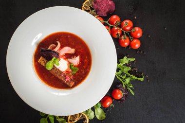 Siyah zemin üzerine kırmızı çorba Ukraynalı borsch. Üstten görünüm