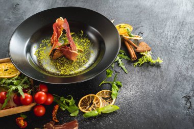 Kuru jambon ve siyah arka plan üzerine baharat ile lezzetli krem çorbası