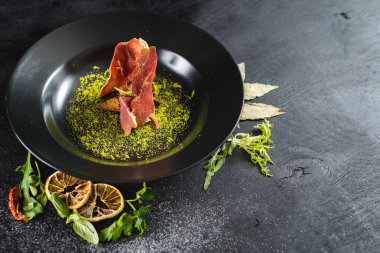 Kuru jambon ve siyah arka plan üzerine baharat ile lezzetli krem çorbası