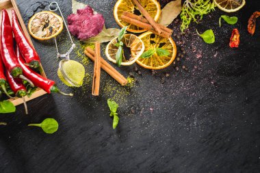 Farklı sebze ve siyah arka plan üzerine baharat. Üstten görünüm. Flatlay. Kopya alanı