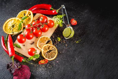 Taze domates ve siyah arka plan üzerine baharat. Üstten görünüm. Kopya alanı