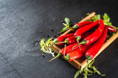 Siyah arka plan üzerine sıcak baharatlı paprica biber