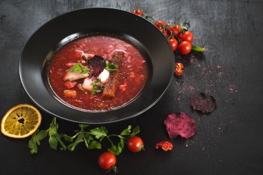Siyah zemin üzerine kırmızı çorba Ukraynalı borsch. Üstten görünüm