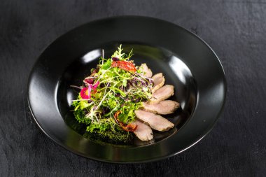 Taze lezzetli salatası sebze ve otlar ile