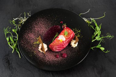 Kırmızı balık somon yemek siyah arka plan üzerine sos ile