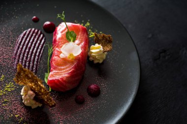 Kırmızı balık somon yemek siyah arka plan üzerine sos ile