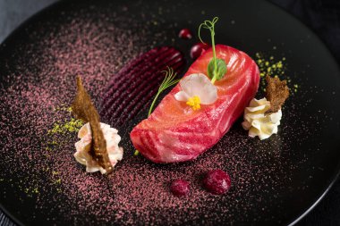 Kırmızı balık somon yemek siyah arka plan üzerine sos ile