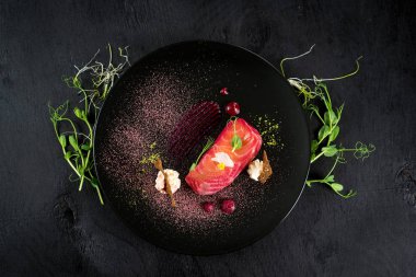 Kırmızı balık somon yemek siyah arka plan üzerine sos ile