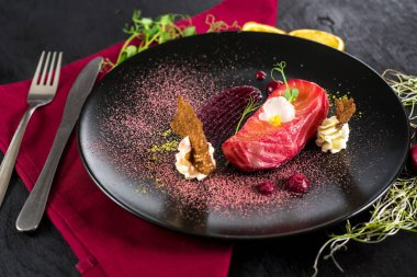 Kırmızı balık somon yemek siyah arka plan üzerine sos ile