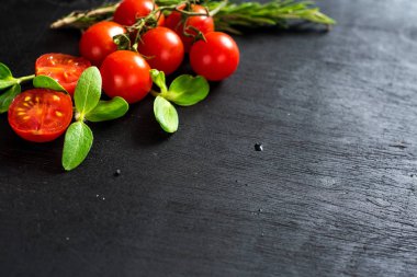 Siyah arka plan üzerine kiraz domates. Kopya alanı