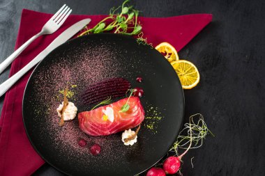 Kırmızı balık somon yemek siyah arka plan üzerine sos ile