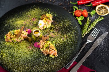 Siyah arka plan üzerine lezzetli tartar salata